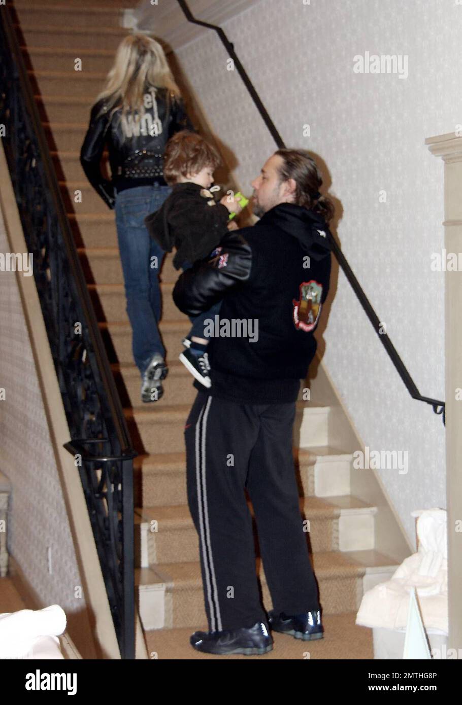 Russell Crowe montre qu'il est un papa à la main lors d'une séance de shopping à LOS Angeles aujourd'hui. Crowe et son épouse, Danielle Spencer, ainsi que deux fils Charlie et Tennyson ont visité The Slider image, suivi de la boutique pour enfants Bonpoint. Parmi les achats, il y avait une grenouille, une poupée russe et un ours en peluche brun. Crowe a gardé un œil sur ses deux fils et a continué aux ramasser et aux embrasser. Beverly Hills, Californie. 2/21/08. Banque D'Images