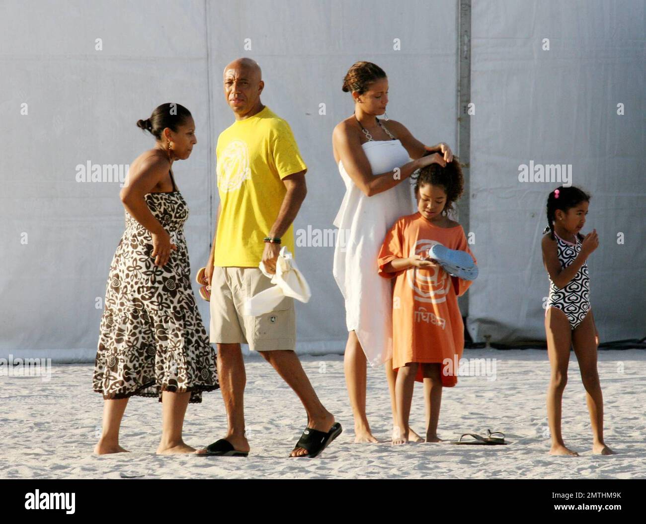 Hip Hop Mogul Russell Simmons emmène les filles Ming Lee et Aoki Lee Kyoko  jouer aux châteaux de sable avec sa nouvelle copine, le modèle Porschla  Coleman. Ex-femme Kimora est également en