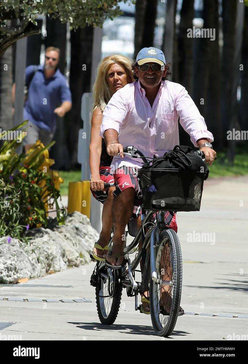EXCLUSIF !! Ruta Maria Teresa porte un bikini et des étoiles patriotiques et des rayures tandis qu'elle se baladait et prend une balade en vélo avec le mari Roberto Zappulla à la Marina de South Beach. Miami Beach, Floride. 5th mai 2014. Banque D'Images