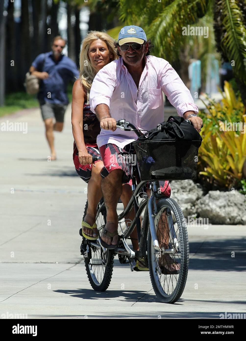 EXCLUSIF !! Ruta Maria Teresa porte un bikini et des étoiles patriotiques et des rayures tandis qu'elle se baladait et prend une balade en vélo avec le mari Roberto Zappulla à la Marina de South Beach. Miami Beach, Floride. 5th mai 2014. Banque D'Images
