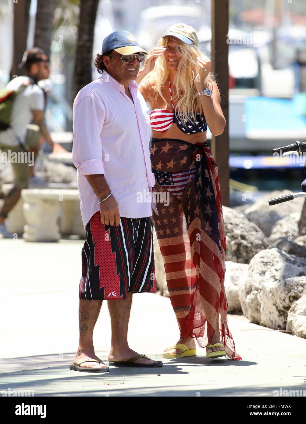 EXCLUSIF !! Ruta Maria Teresa porte un bikini et des étoiles patriotiques et des rayures tandis qu'elle se baladait et prend une balade en vélo avec le mari Roberto Zappulla à la Marina de South Beach. Miami Beach, Floride. 5th mai 2014. Banque D'Images