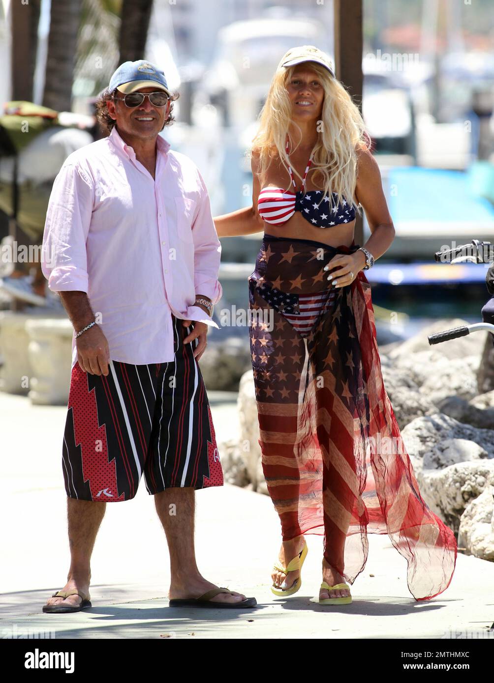 EXCLUSIF !! Ruta Maria Teresa porte un bikini et des étoiles patriotiques et des rayures tandis qu'elle se baladait et prend une balade en vélo avec le mari Roberto Zappulla à la Marina de South Beach. Miami Beach, Floride. 5th mai 2014. Banque D'Images