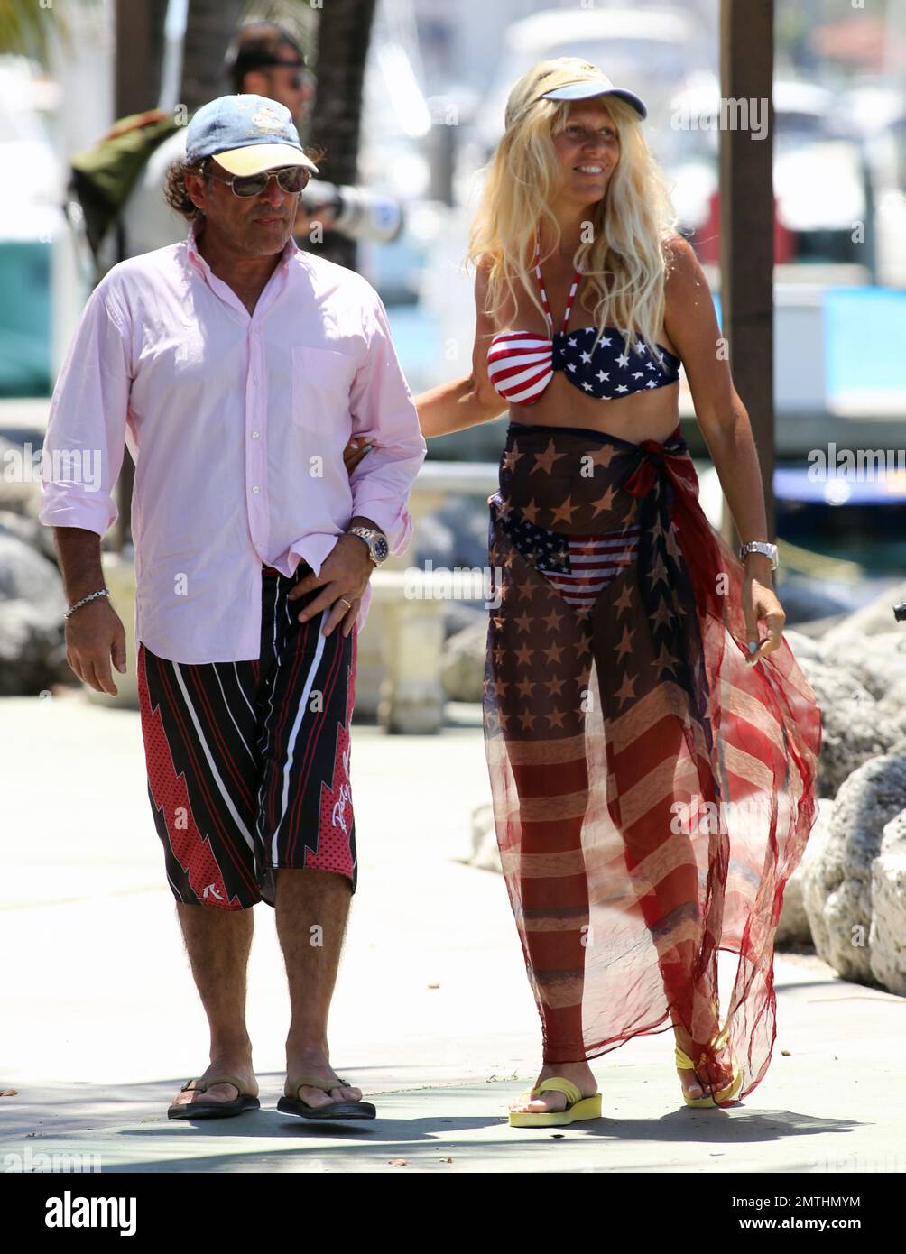 EXCLUSIF !! Ruta Maria Teresa porte un bikini et des étoiles patriotiques et des rayures tandis qu'elle se baladait et prend une balade en vélo avec le mari Roberto Zappulla à la Marina de South Beach. Miami Beach, Floride. 5th mai 2014. Banque D'Images