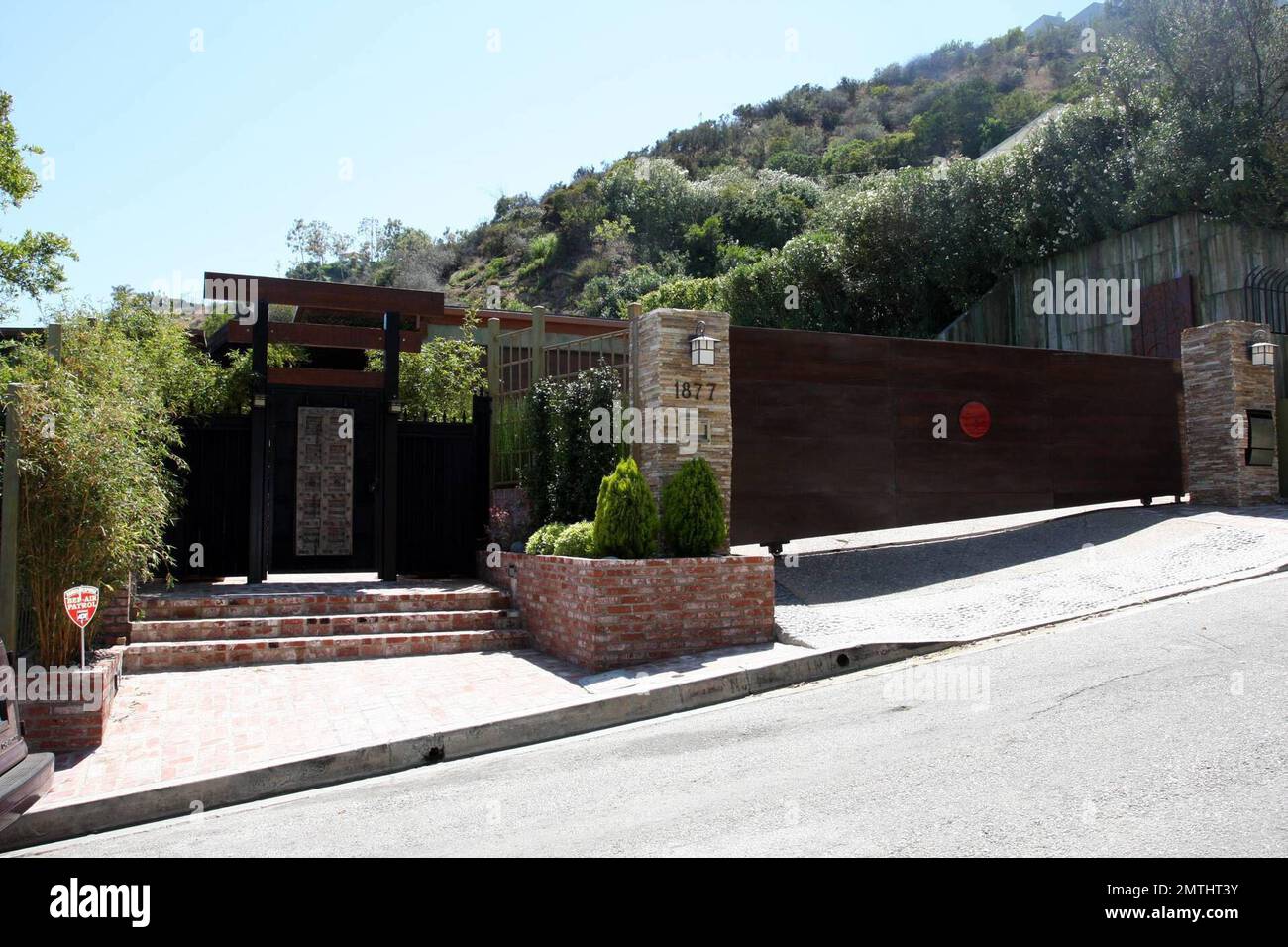 Exclusif !! C'est la maison de Hollywood Hills de $7 150 000 que l'acteur  Ryan Phillippe aurait acheté. La propriété clôturée de 5 chambres, 7 salles  de bains, 8 300 mètres carrés