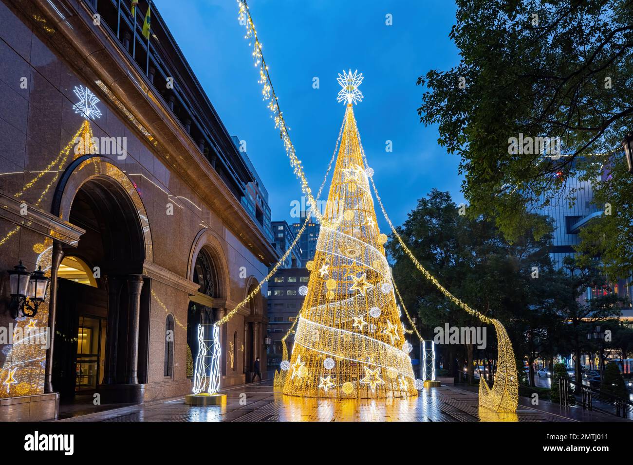Vue nocturne de la décoration de noël dans le quartier de Xinyi à Taiwan Banque D'Images