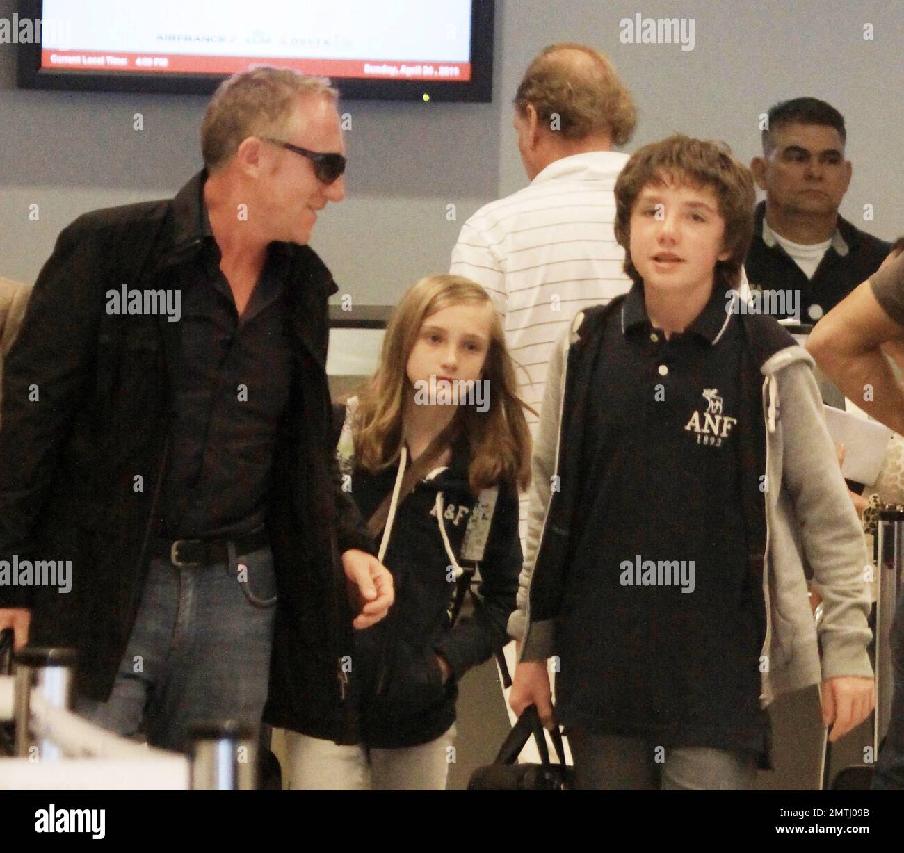 EXCLUSIF !! Le mari de Salma Hayek, François Henri Pinault, traverse l'aéroport avec son fils François et sa fille Mathilde après avoir passé le week-end de Pâques à Miami avec Salma et leur fille Valentina. Miami, Floride. 04/24/11. Banque D'Images