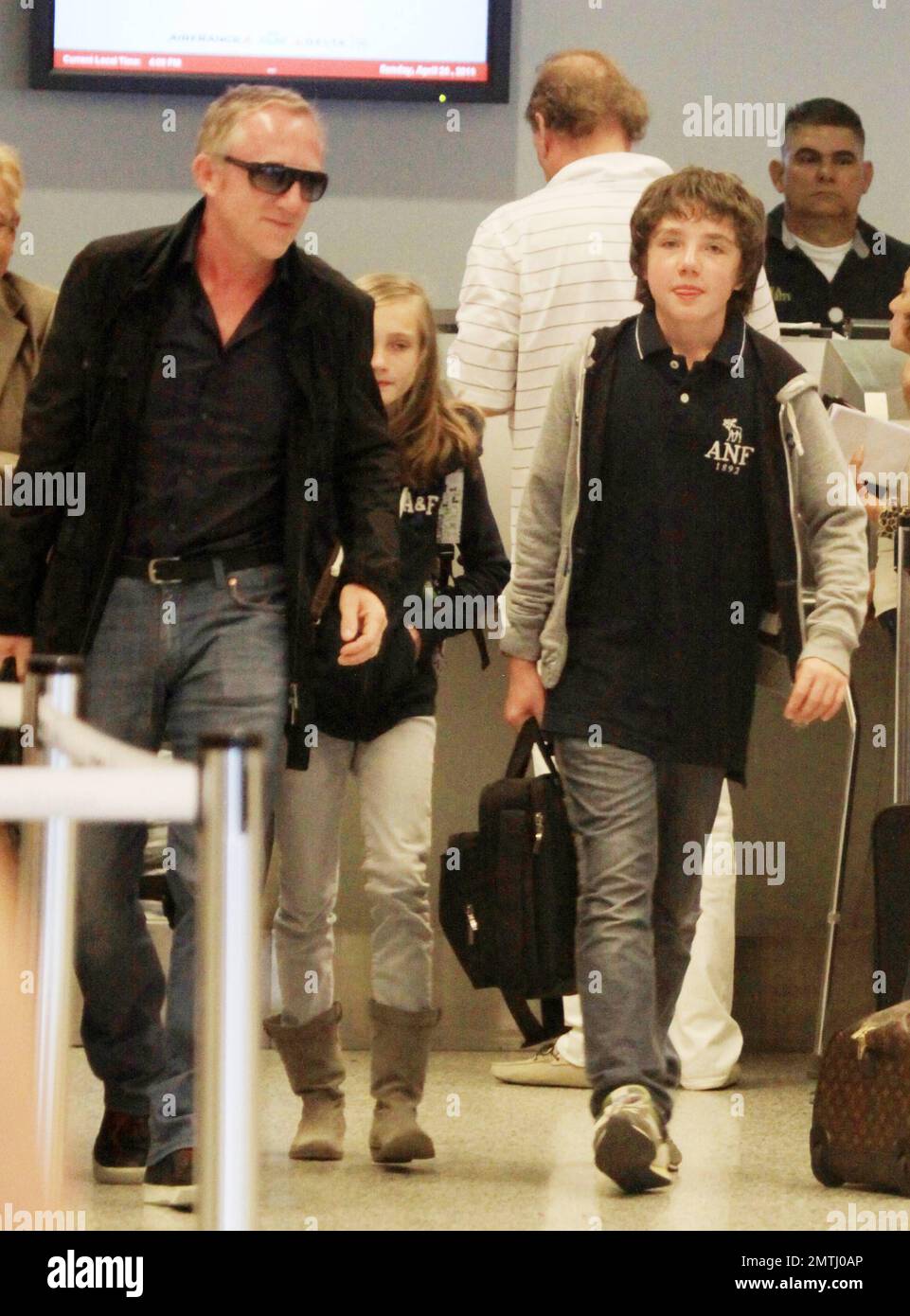 EXCLUSIF !! Le mari de Salma Hayek, François Henri Pinault, traverse l'aéroport avec son fils François et sa fille Mathilde après avoir passé le week-end de Pâques à Miami avec Salma et leur fille Valentina. Miami, Floride. 04/24/11. Banque D'Images