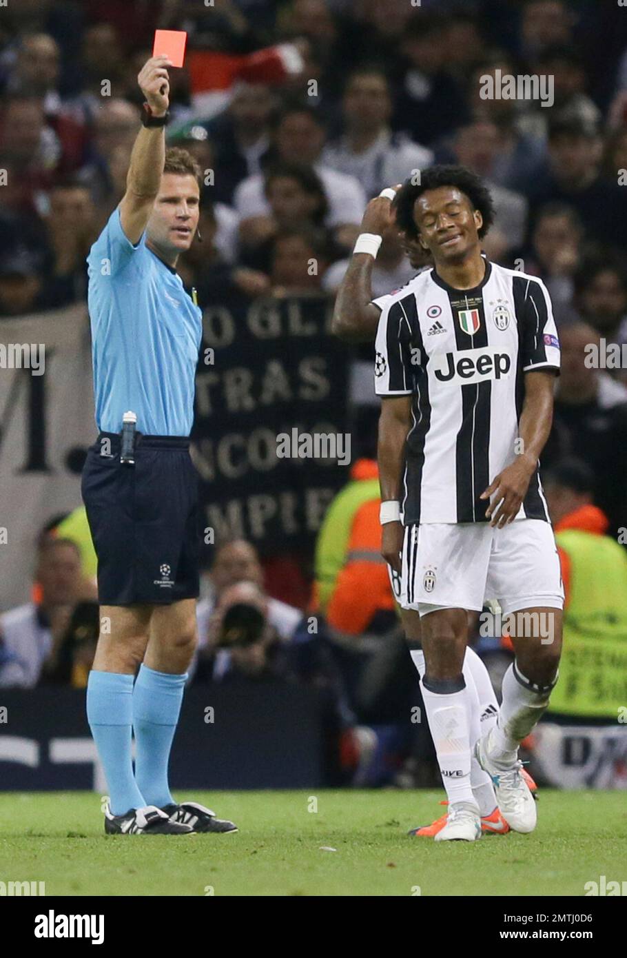 Juventus' Juan Cuadrado receives the red card by the referee during the Champions League final soccer match between Juventus and Real Madrid at the Millennium Stadium in Cardiff, Wales, Saturday June 3, 2017. (AP Photo/Tim Ireland) Banque D'Images