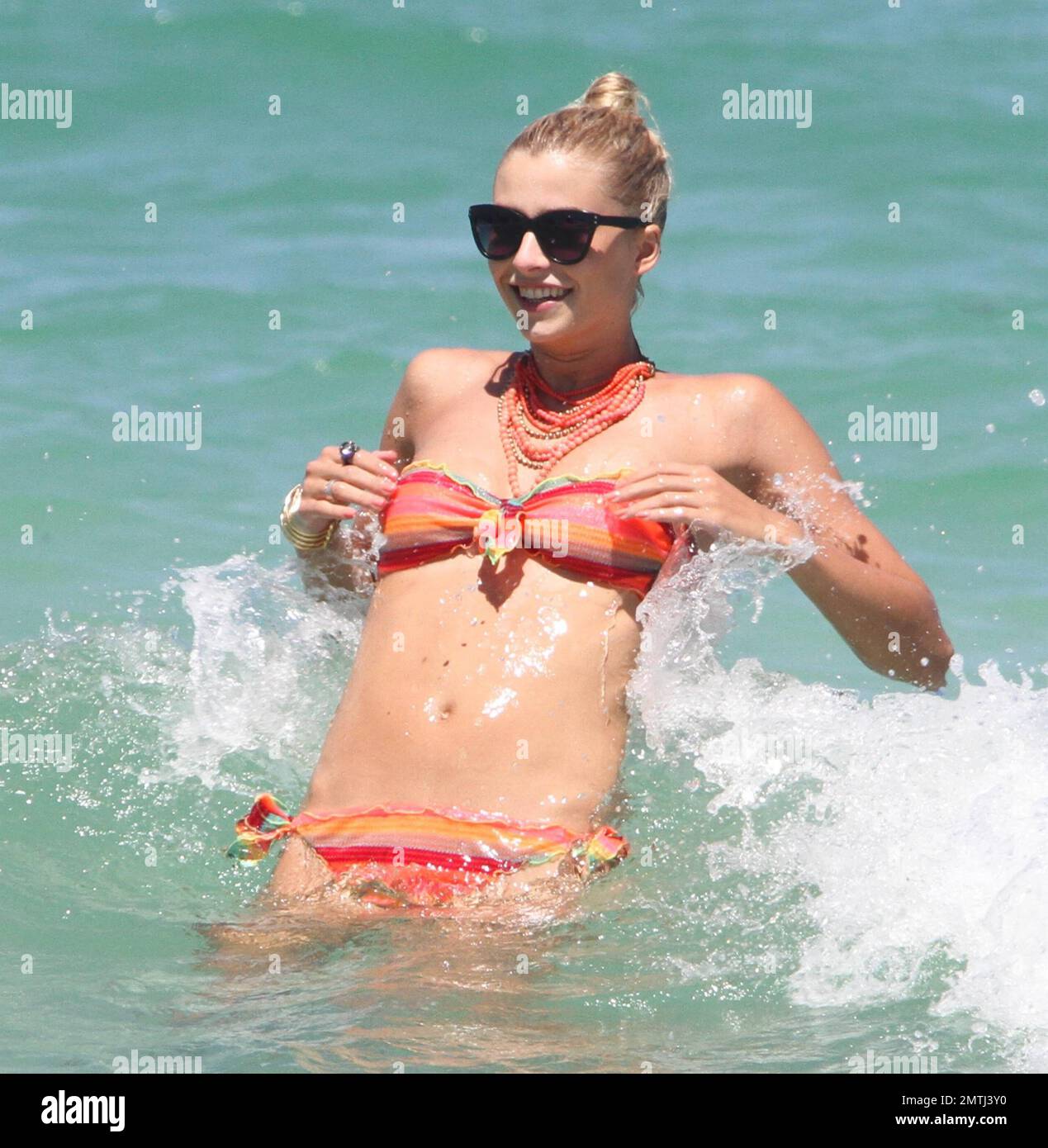 Allemand Real Madrid milieu de terrain Sami Khedira et petite amie Lena Gercke profiter d'une autre journée sur la plage. Les deux se balançèrent ensemble, prenant un peu de temps pour un baiser romantique, et plus tard détendu sur leurs chaises longues. Miami Beach, Floride. 13th juillet 2012. . Banque D'Images