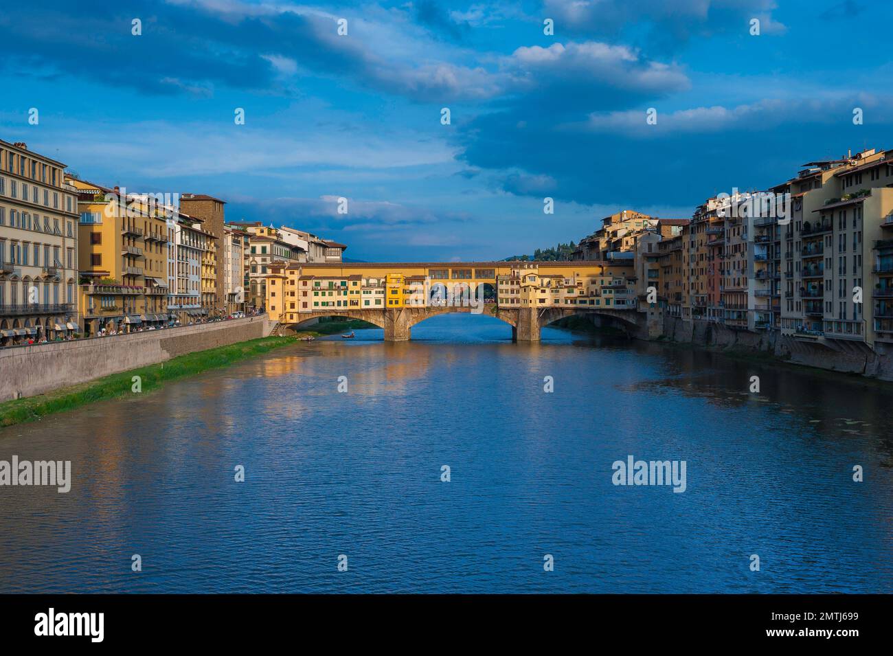 Ponte Vecchio Florence, vue au coucher du soleil sur le pont Ponte Vecchio enjambant la rivière Arno, Florence, Florence, Toscane, Italie. Banque D'Images