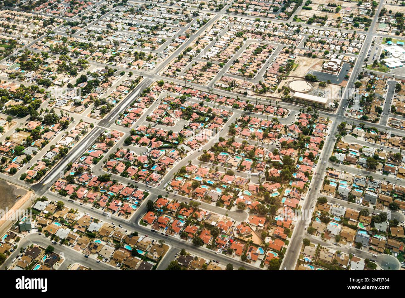 Vue aérienne d'un quartier résidentiel géométrique avec bungalows. Chaque maison dispose d'une piscine. Ce complexe de logements de banlieue est sous une forme géométrique. Banque D'Images