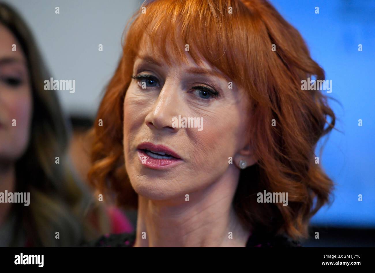 Comedian Kathy Griffin speaks during a news conference, Friday, June 2, 2017, in Los Angeles to discuss the backlash since Griffin released a photo and video of her displaying a likeness of President Donald Trump's severed head. (AP Photo/Mark J. Terrill) Banque D'Images