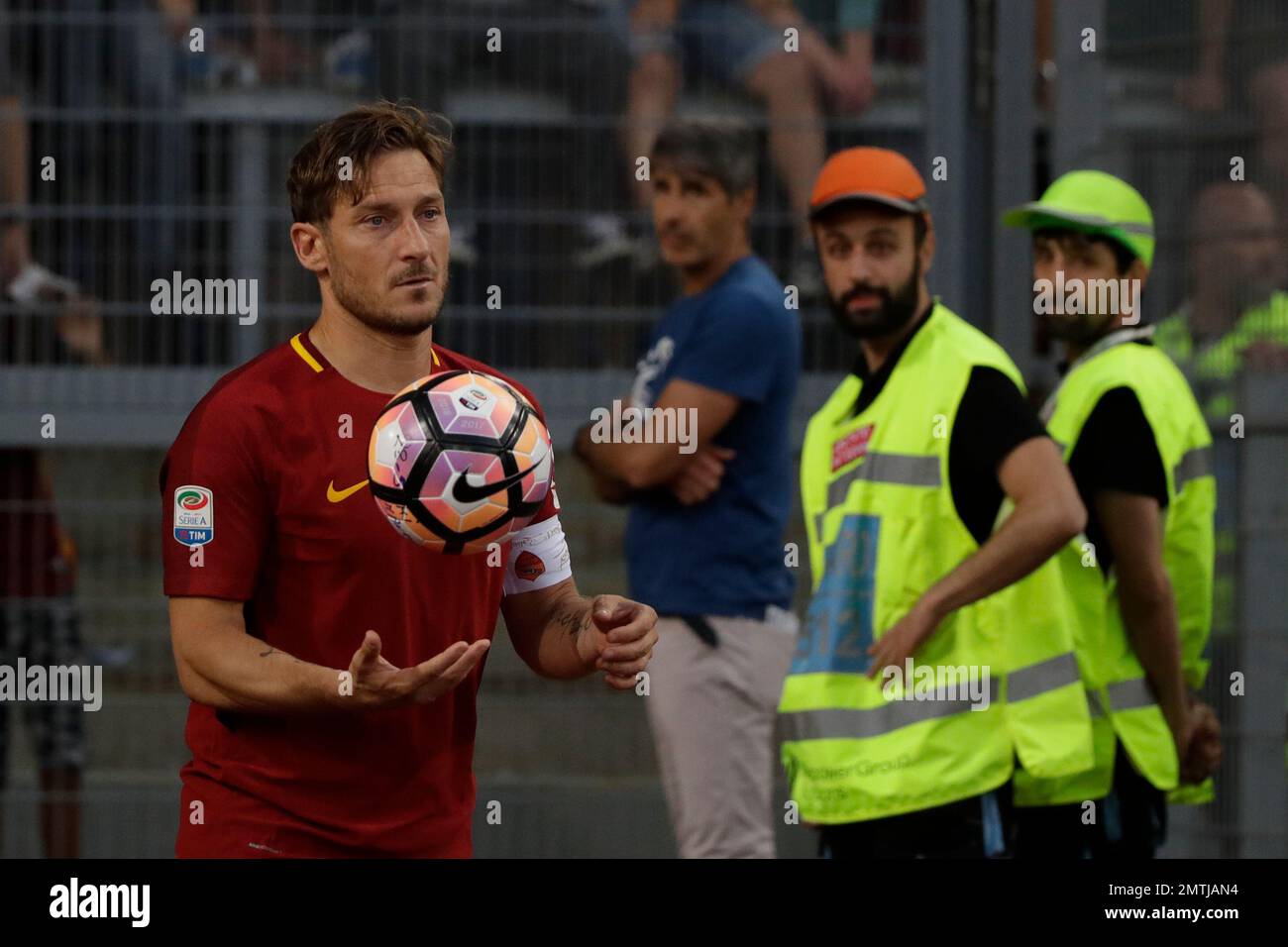 Roma's Francesco Totti holds a ball during an Italian Serie A soccer match between Roma and Genoa at the Olympic stadium in Rome, Sunday, May 28, 2017. Francesco Totti is playing his final match with Roma against Genoa after a 25-season career with his hometown club. (AP Photo/Alessandra Tarantino) Banque D'Images