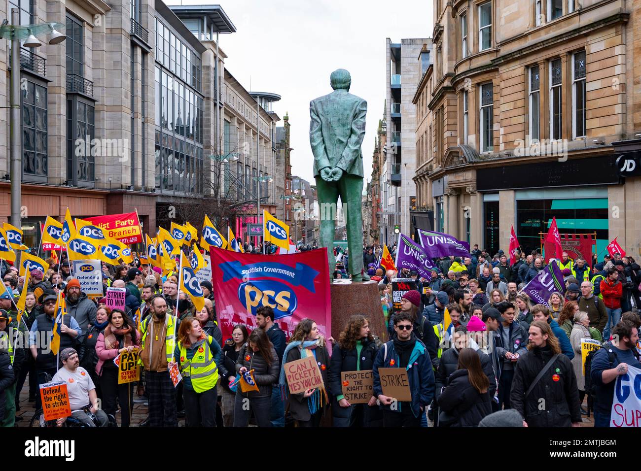 Glasgow, Écosse, Royaume-Uni. 1 février 2023. Une grande foule de membres syndicaux au rassemblement pro Strike organisé aujourd'hui par la STUC à côté de la statue de Donald Dewar sur Buchanan Street à Glasgow. Les syndicats ont organisé une journée nationale de grèves avec jusqu'à 500 000 travailleurs en grève en Écosse aujourd'hui. Iain Masterton/Alay Live News Banque D'Images