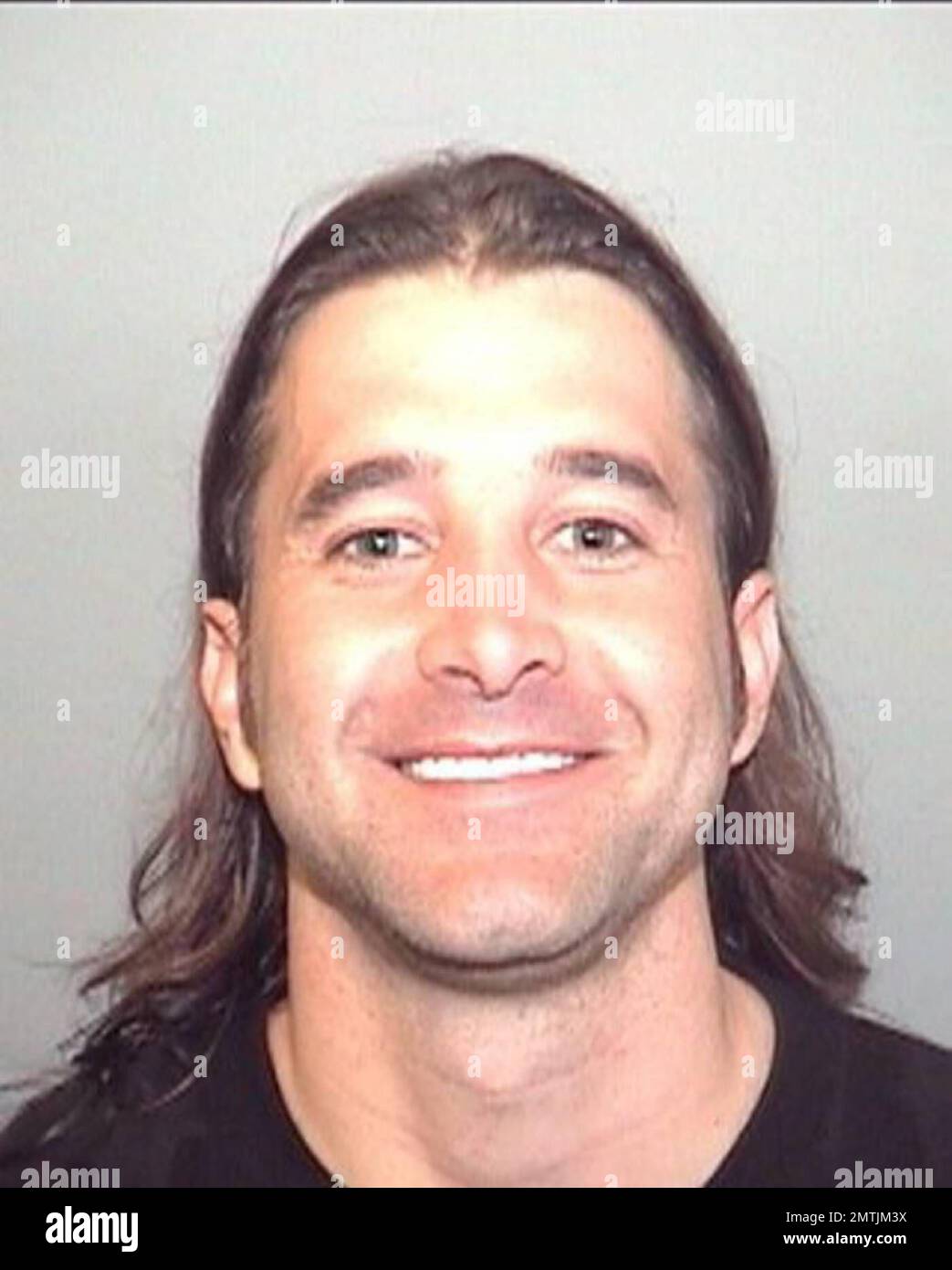 L'ancien chanteur de Creed Scott Stapp, a été arrêté dimanche chez lui dans le comté de Palm Beach, en Floride, accusé d'agression aggravée avec l'intention de commettre un crime. La charge a maintenant été réduite à un délit. Personne n'a été blessé, ont déclaré les responsables du shérif du comté de Palm Beach. Le juge Cory J. Ciklin a réduit l'accusation '...because l'allégation est que Stapp a lancé une bouteille d'Orangina à sa femme, à sa tête, et a manqué et la bouteille a cassé, a déclaré le porte-parole du shérif Paul Miller. Son épouse d'un peu plus d'un an (ils se sont mariés en février 06), Jaclyn Nesheiwat, est une ancienne Miss New York. Stapp était rel Banque D'Images