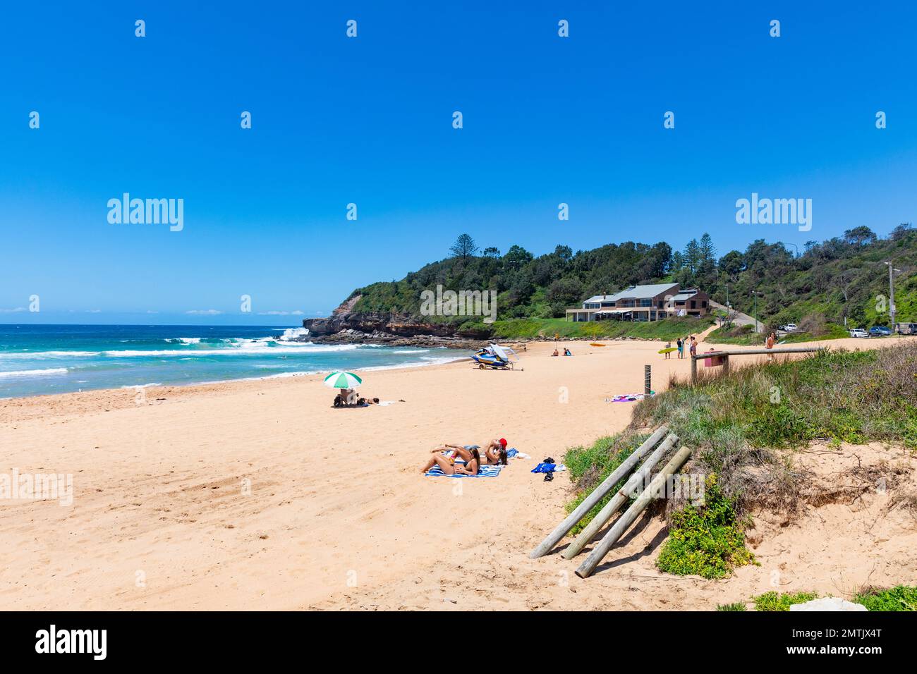 Plage de Warriewood Sydney côte est Australie, chauds étés jour 2023, ciel bleu et plage de sable, Nouvelle-Galles du Sud, Australie Banque D'Images