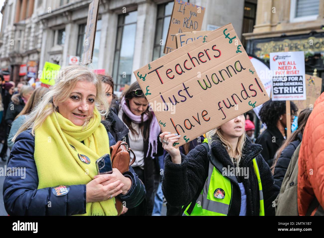 Londres, Royaume-Uni. 01st févr. 2023. Des milliers de personnes participent à la marche. Le TUC (congrès syndical) et de nombreux syndicats, dont le PCS (Syndicat des services publics et commerciaux), les syndicats des enseignants et d'autres, défilent à Londres pour exiger de meilleures conditions et payer aujourd'hui, en commençant à Portland Square et en terminant à l'extérieur de Downing Street sur Whitehall, Où a une scène voit des orateurs et une pétition est ensuite remise à Downing Street. Credit: Imagetraceur/Alamy Live News Banque D'Images