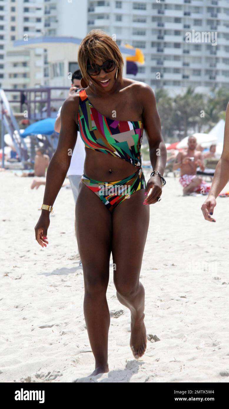 Serena Williams montre sa forme dans un maillot de bain en coupe sur la  plage. Miami, Floride. 3/25/10 Photo Stock - Alamy