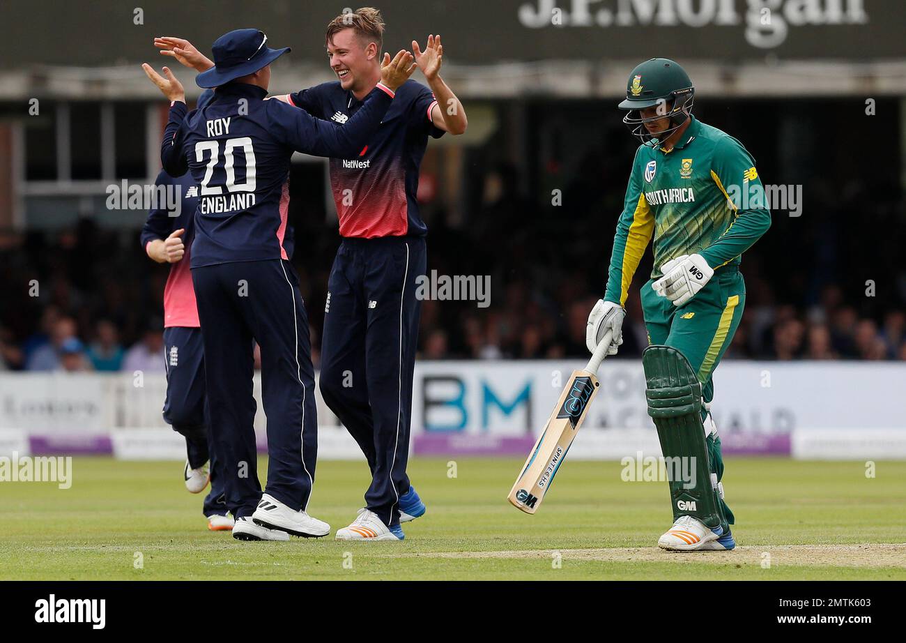 England's Jake Ball, centre, celebrates taking the wicket of South Africa's Quinton de Kock, right, during the third One Day International cricket match between England and South Africa at Lord's cricket ground in London, Monday, May 29, 2017. (AP Photo/Kirsty Wigglesworth) Banque D'Images