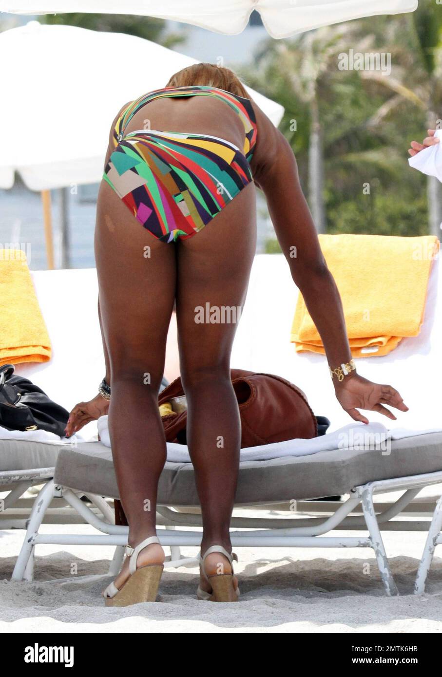 EXCLUSIF !! Serena Williams possède un maillot de bain en cutaway coloré  lors d'une pause sur la plage avec des amis à Miami, FL. 3/25/10 Photo  Stock - Alamy