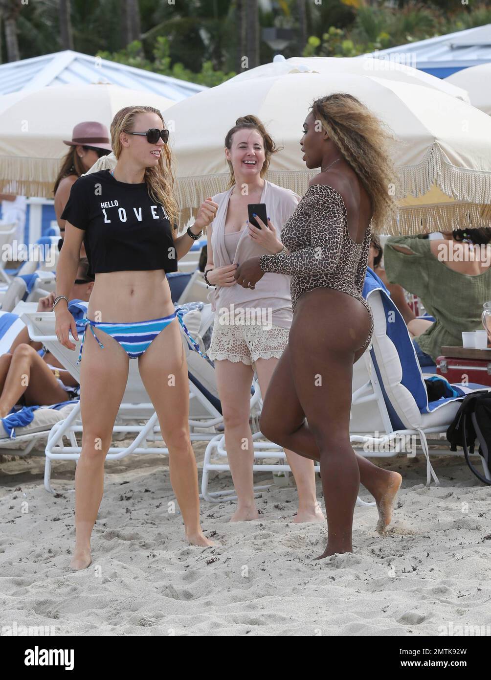 Les joueurs de tennis Serena Williams et Caroline Wozniacki sont repérés à  Miami Beach en appréciant la journée avec des amis. Serena porte un maillot  de bain unitard à imprimé animal tandis