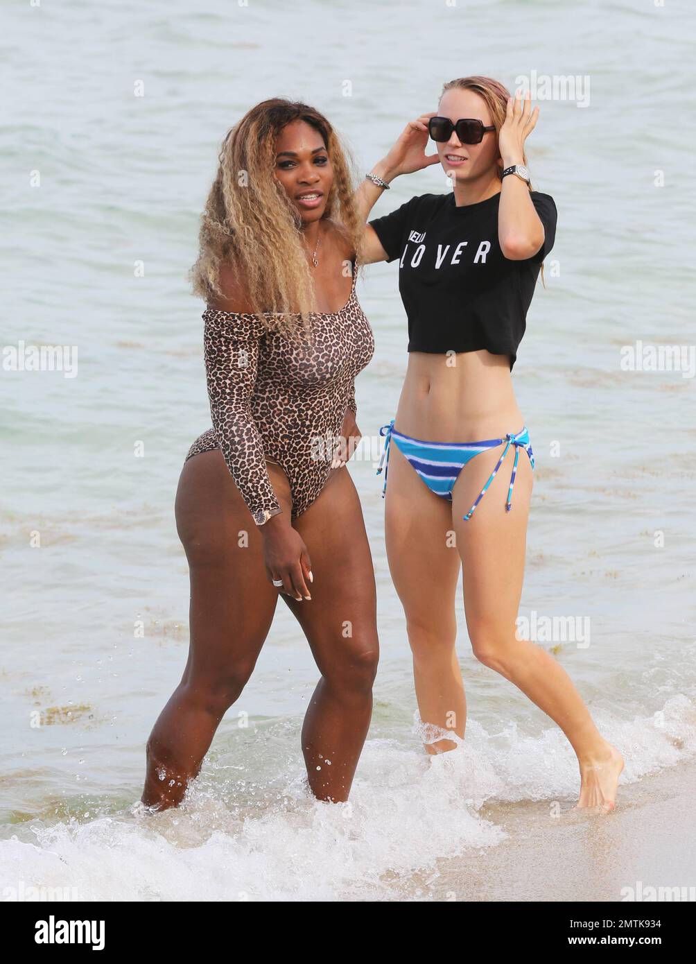 Les joueurs de tennis Serena Williams et Caroline Wozniacki sont repérés à  Miami Beach en appréciant la journée avec des amis. Serena porte un maillot  de bain unitard à imprimé animal tandis
