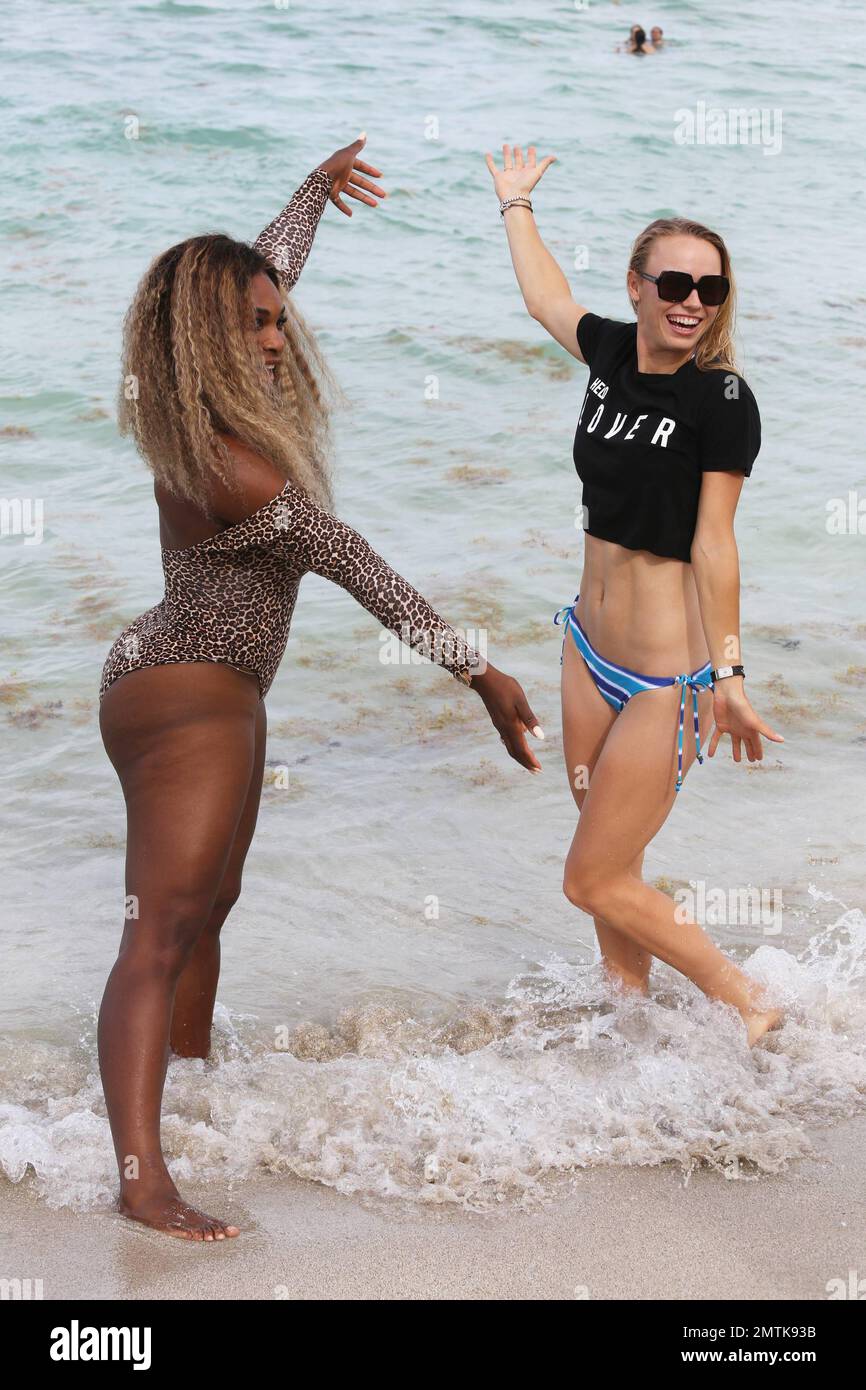 Les joueurs de tennis Serena Williams et Caroline Wozniacki sont repérés à  Miami Beach en appréciant la journée avec des amis. Serena porte un maillot  de bain unitard à imprimé animal tandis