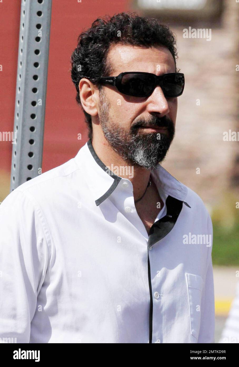 EXCLUSIF !! Le chanteur arménien-américain principal de System of a Down  Serj Tankian est repéré à Mailbu, CA. 04/24/11 Photo Stock - Alamy