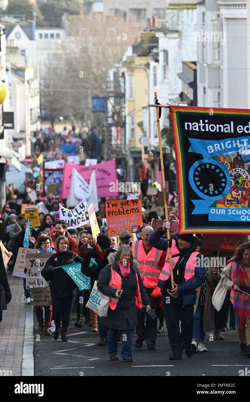Brighton Royaume-Uni 1st février 2023 - des milliers d'enseignants et de supporters défilent à Brighton comme un demi-million attendu de travailleurs prennent l'action industrielle démontrez aujourd'hui dans toute la Grande-Bretagne contre le gouvernement : Credit Simon Dack / Alay Live News Banque D'Images