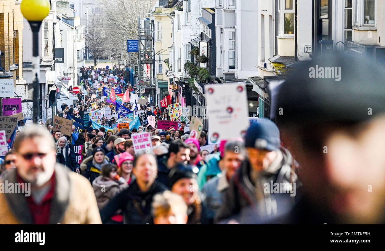 Brighton Royaume-Uni 1st février 2023 - des milliers d'enseignants et de supporters défilent à Brighton comme un demi-million attendu de travailleurs prennent l'action industrielle démontrez aujourd'hui dans toute la Grande-Bretagne contre le gouvernement : Credit Simon Dack / Alay Live News Banque D'Images