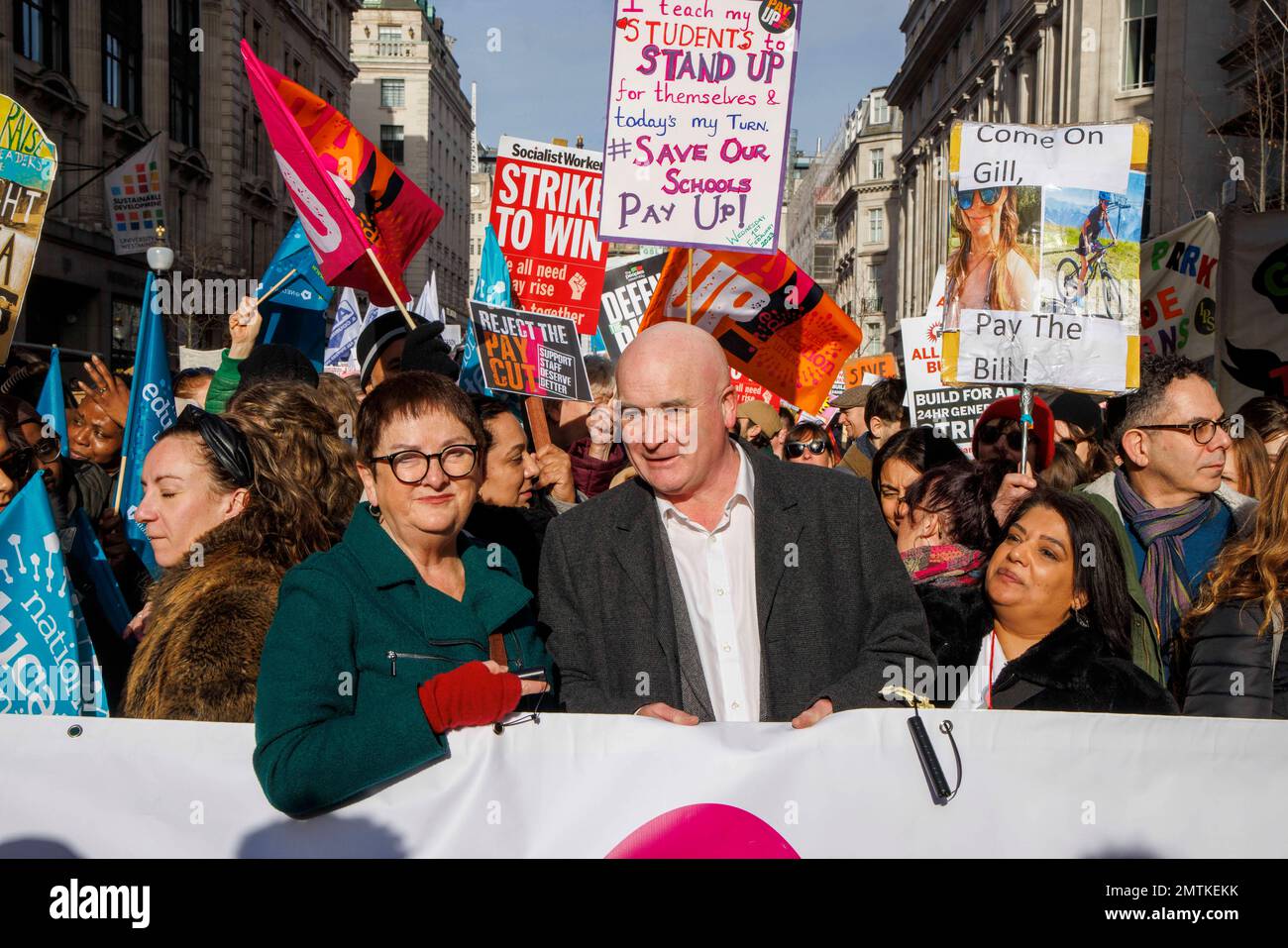 Londres, Royaume-Uni. 1st févr. 2023. Mary Bousted, secrétaire générale conjointe de l'UNEA et Mick Lynch, secrétaire générale des membres du RMT de l'Union nationale de l'éducation, défilent dans le centre de Londres. Ils veulent que le gouvernement augmente leur salaire au moins en fonction de l'inflation. Dix des milliers d'enseignants et de manifestants ont défilé sur Downing Street. Crédit : Mark Thomas/Alay Live News Banque D'Images