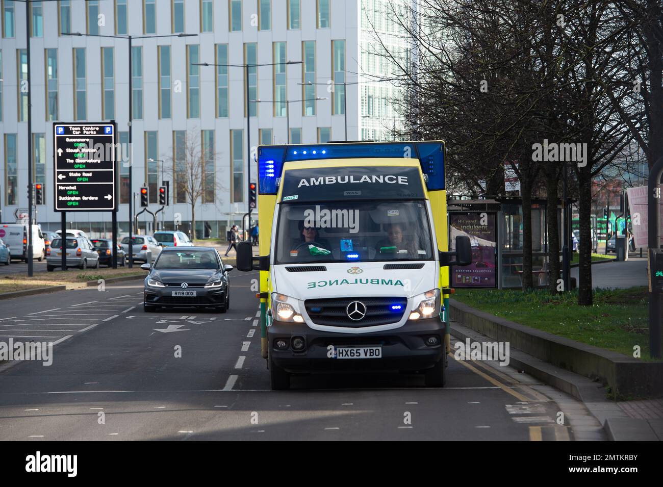 Slough, Berkshire, Royaume-Uni. 1st février 2023. Une ambulance d'urgence du Service d'ambulance du Centre-Sud (SSCAS) à Slough. LES ambulanciers DES CSAS vont faire grève les 6th et 7th février 2023. Les grèves en ambulance continuent d'être un moment très inquiétant pour ceux qui ont par exemple des maladies cardiaques chroniques. Crédit : Maureen McLean/Alay Live News Banque D'Images