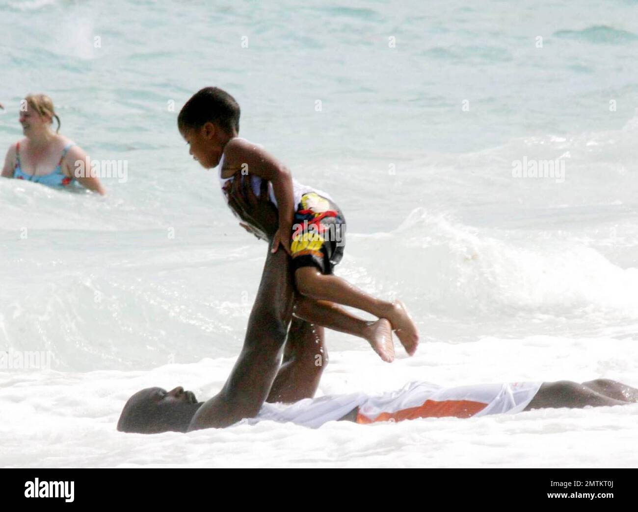 Exclusif !! Shaquille O'Neal passe une journée à Miami Beach avec sa femme et sa famille. La superstar de la NBA a fait des vagues avec des enfants kis dans le surf et semblait avoir une baleine d'un temps. Professionnellement, O'Neal a non seulement joué au ballon, mais aussi au marché de l'immobilier. Possédant un portefeuille impressionnant de biens immobiliers depuis ses jours de rookie, il a récemment annoncé une nouvelle entreprise, le Groupe O'Neal, qui sera impliqué dans un projet de $1 milliards de construire 1 100 logements résidentiels dans un complexe du centre-ville de Miami en pleine expansion. 9/17/06 tous Banque D'Images