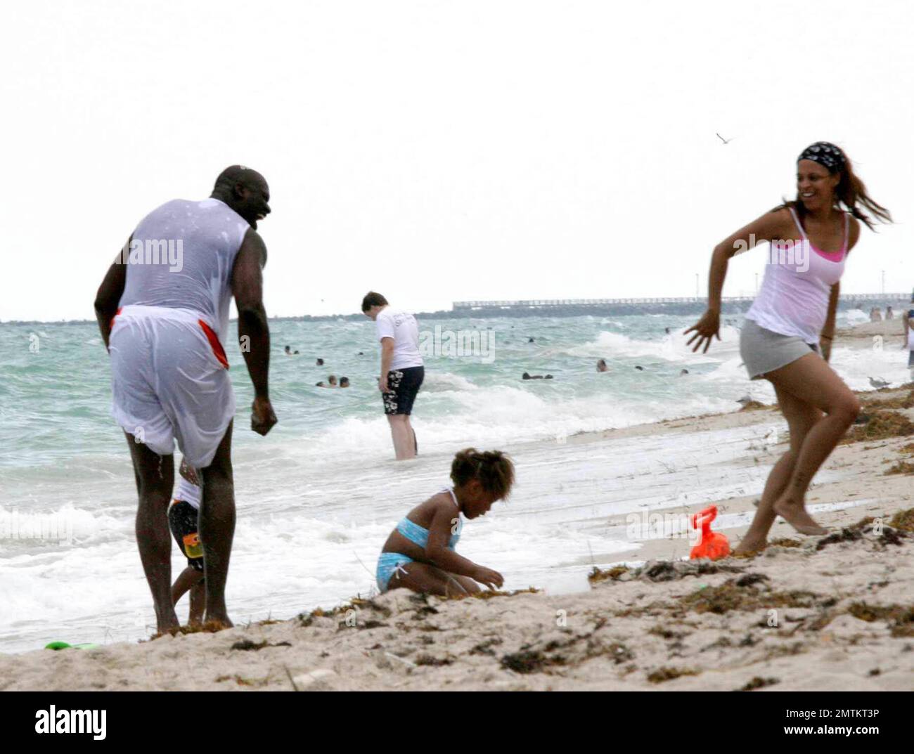 Exclusif !! Shaquille O'Neal passe une journée à Miami Beach avec sa femme et sa famille. La superstar de la NBA a fait des vagues avec des enfants kis dans le surf et semblait avoir une baleine d'un temps. Professionnellement, O'Neal a non seulement joué au ballon, mais aussi au marché de l'immobilier. Possédant un portefeuille impressionnant de biens immobiliers depuis ses jours de rookie, il a récemment annoncé une nouvelle entreprise, le Groupe O'Neal, qui sera impliqué dans un projet de $1 milliards de construire 1 100 logements résidentiels dans un complexe du centre-ville de Miami en pleine expansion. 9/17/06 tous Banque D'Images