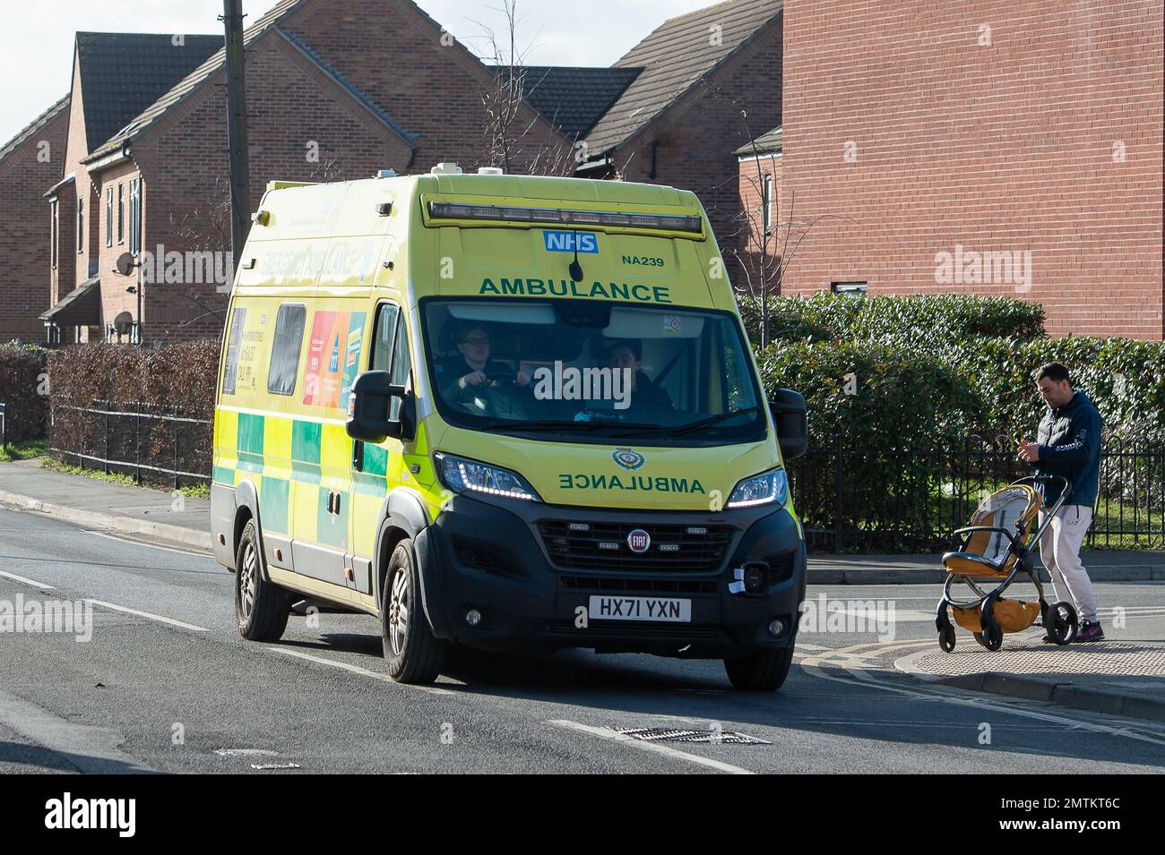 Slough, Berkshire, Royaume-Uni. 1st février 2023. Une ambulance d'urgence du Service d'ambulance du Centre-Sud (SSCAS) à Slough. LES ambulanciers DES CSAS vont faire grève les 6th et 7th février 2023. Les grèves en ambulance continuent d'être un moment très inquiétant pour ceux qui ont par exemple des maladies cardiaques chroniques. Crédit : Maureen McLean/Alay Live News Banque D'Images