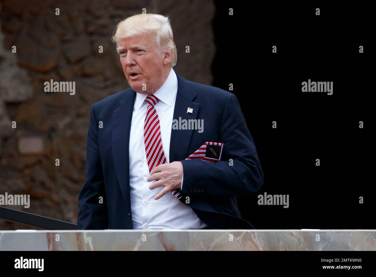 President Donald Trump arrives for a family photo with G7 leaders at the Ancient Greek Theater of Taormina, Friday, May 26, 2017, in Taormina, Italy. (AP Photo/Evan Vucci) Banque D'Images