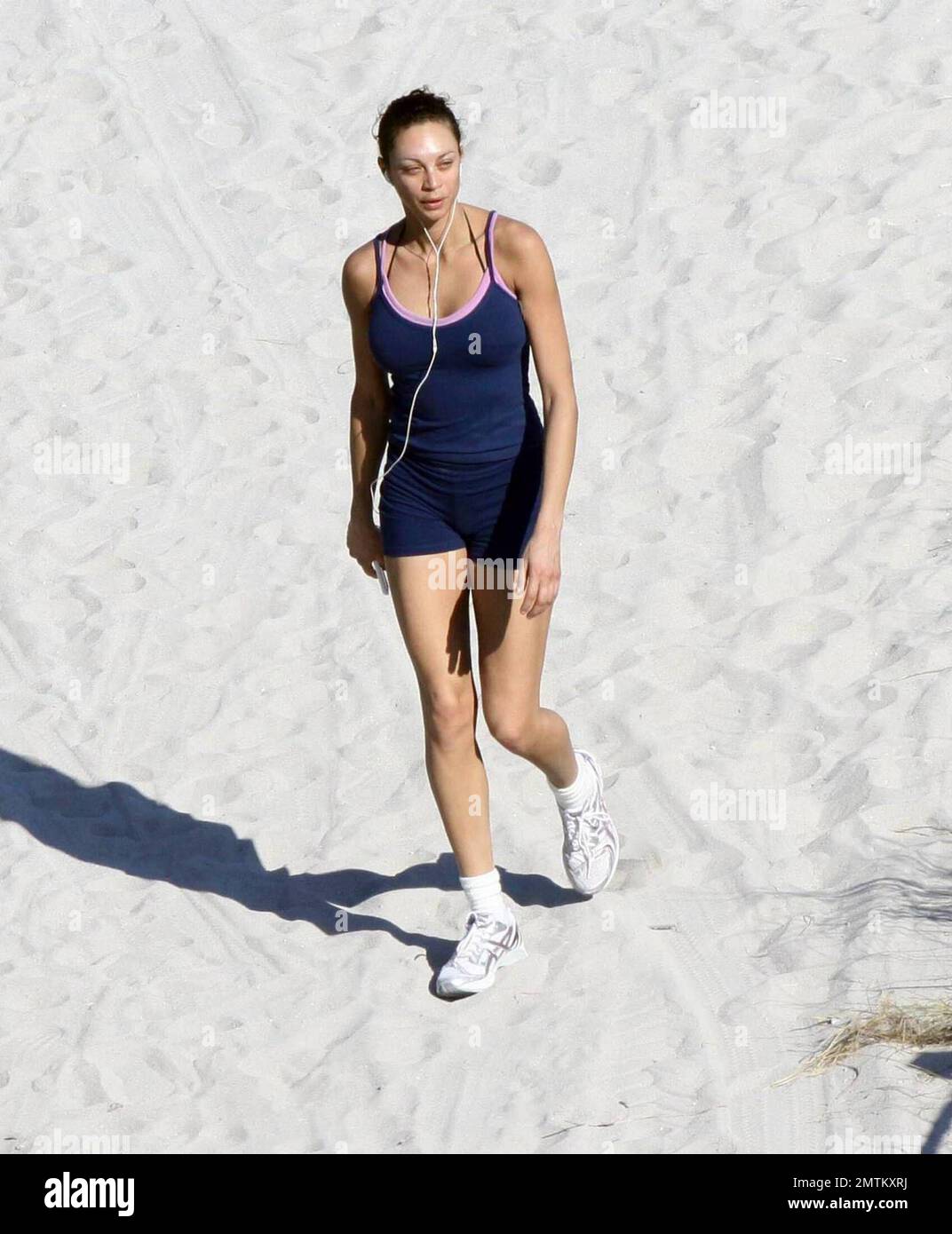 Exclusif !! Mariée à être Sharlely Kerssenberg se met en forme en préparant pour son jour de mariage en juin. Sharleley a fait un jogging de l'après-midi sur la plage en écoutant son ipod. Miami, Floride. 3/3/09 Banque D'Images