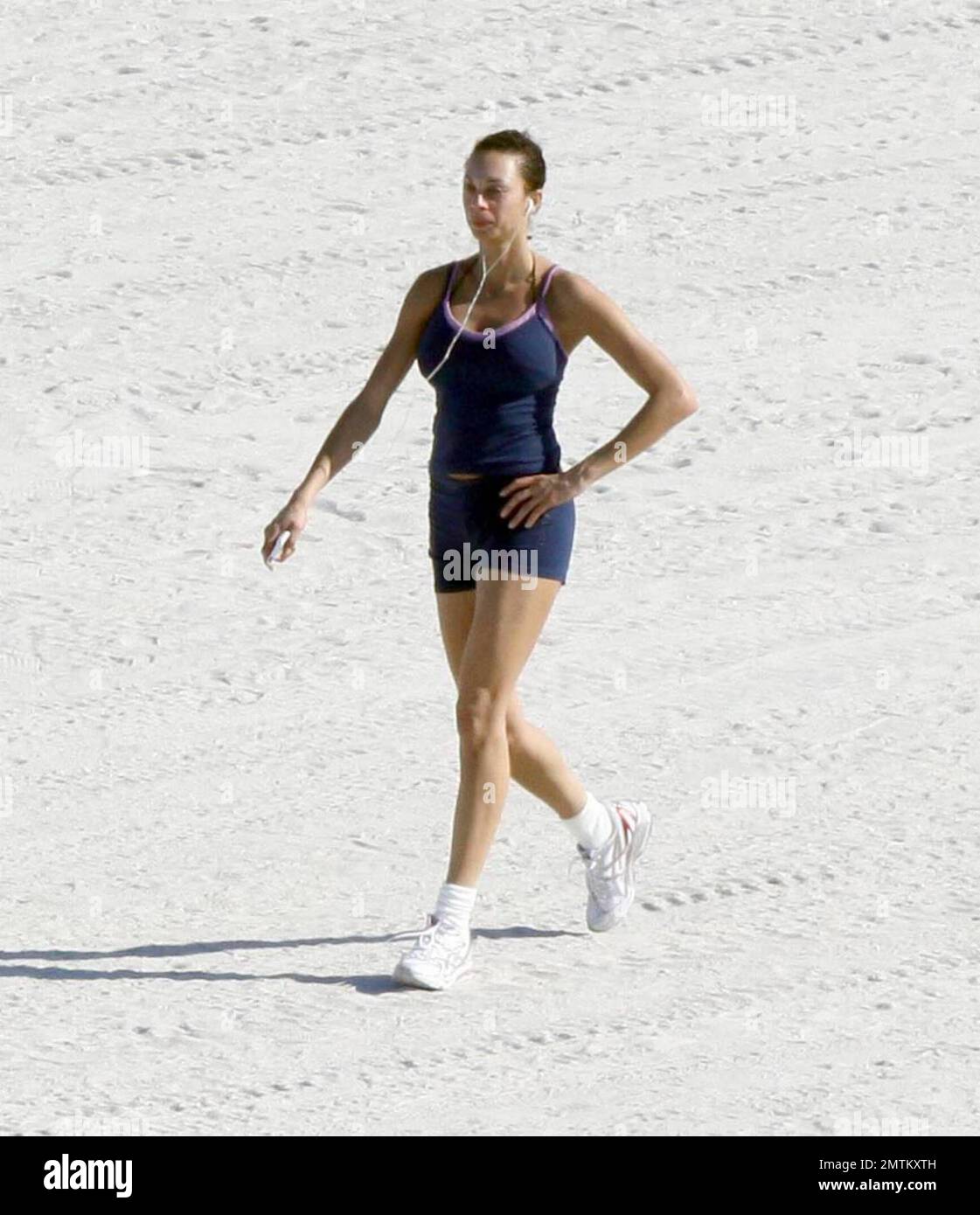 Exclusif !! Mariée à être Sharlely Kerssenberg se met en forme en préparant pour son jour de mariage en juin. Sharleley a fait un jogging de l'après-midi sur la plage en écoutant son ipod. Miami, Floride. 3/3/09 Banque D'Images