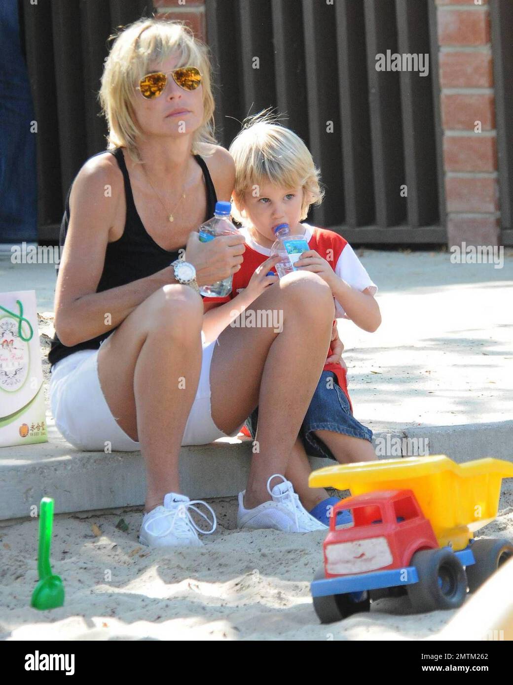 - Sharon Stone emmène ses 3 fils Roan, Laird et Quinn au parc. Los Angeles, Californie 7/31/09. Banque D'Images