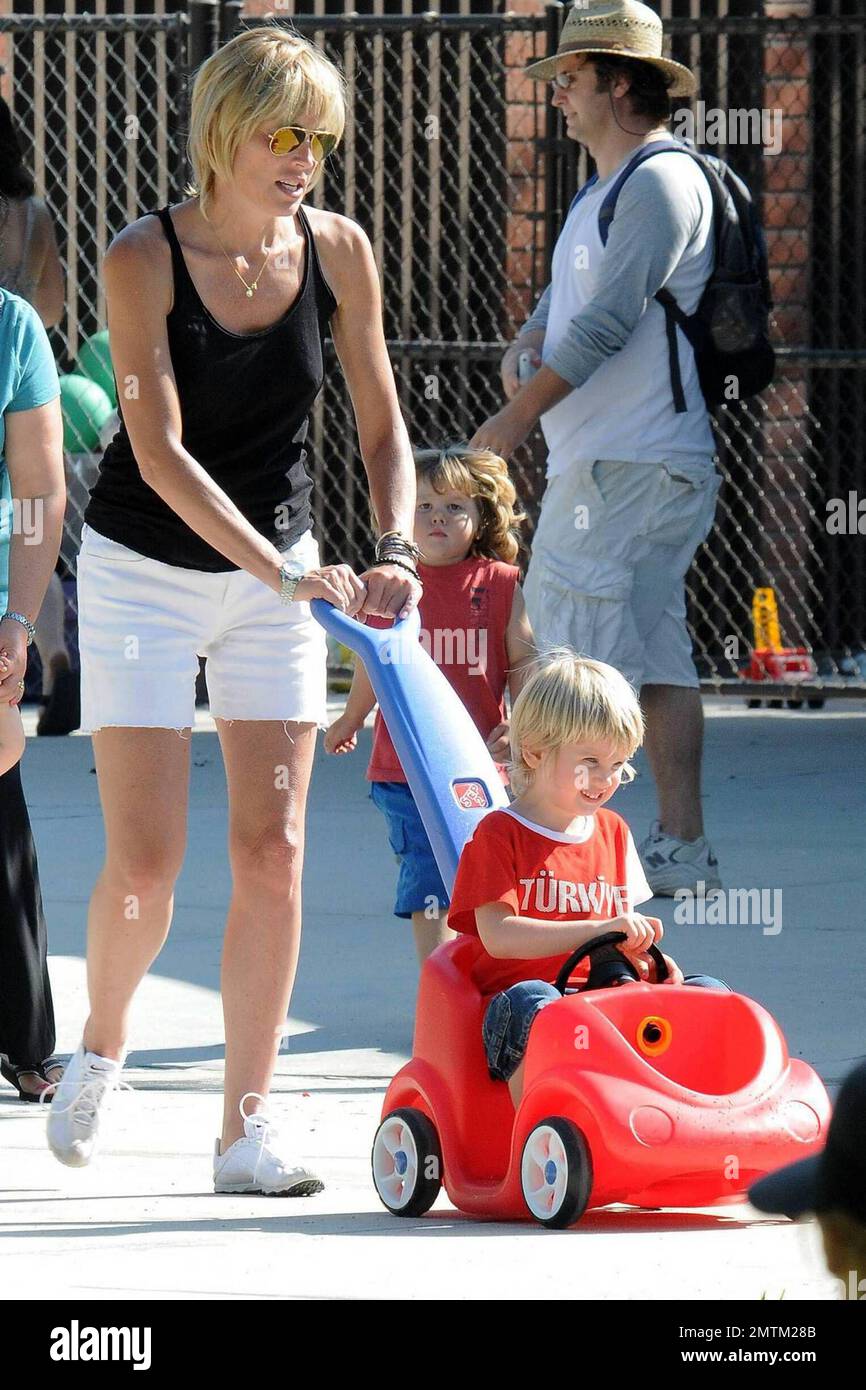 - Sharon Stone emmène ses 3 fils Roan, Laird et Quinn au parc. Los Angeles, Californie 7/31/09. Banque D'Images