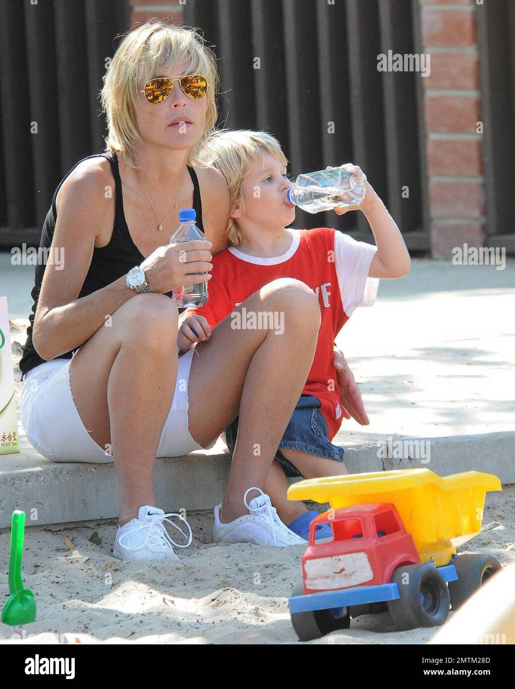 - Sharon Stone emmène ses 3 fils Roan, Laird et Quinn au parc. Los Angeles, Californie 7/31/09. . Banque D'Images