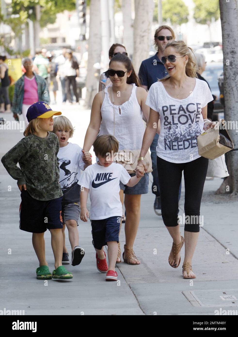 Sharon Stone et ses trois fils, Roan Joseph, Laird Vonne et Quinn Kelly, se promènent dans Beverly Hill après le déjeuner. Los Angeles, Californie. 6/25/11. Banque D'Images