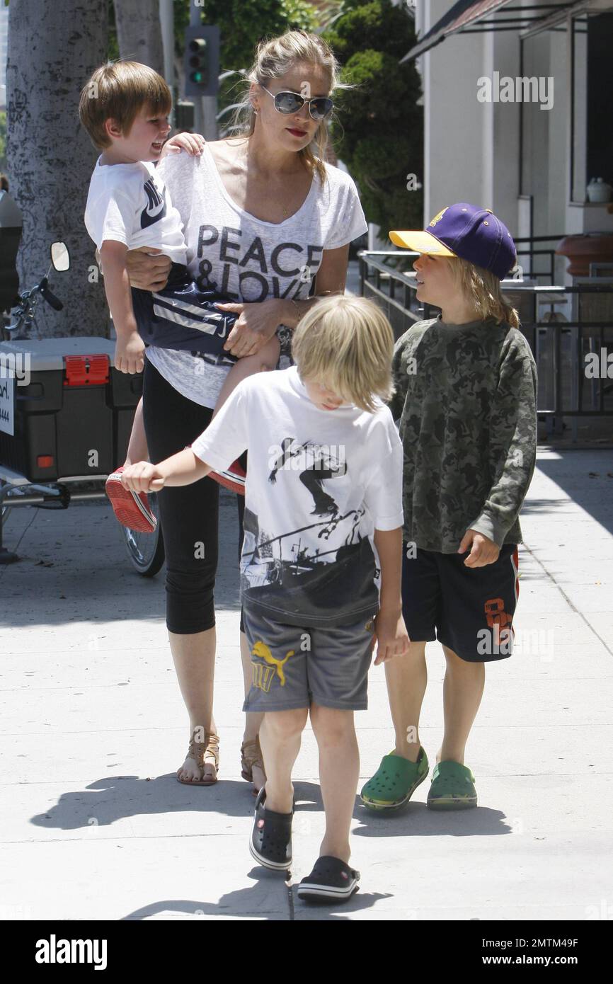 Sharon Stone et ses trois fils, Roan Joseph, Laird Vonne et Quinn Kelly, se promènent dans Beverly Hill après le déjeuner. Los Angeles, Californie. 6/25/11. Banque D'Images
