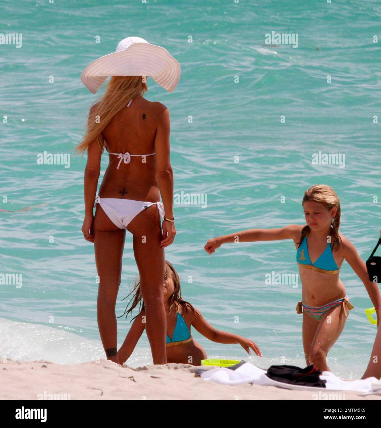 Exclusif !! Le sable de Shauna, 36 ans, et ses trois filles, Alexandra  Lynne, Victoria, et Isabella Lorenza passent une journée sur la plage.  L'actrice et le modèle de Playboy ont eu