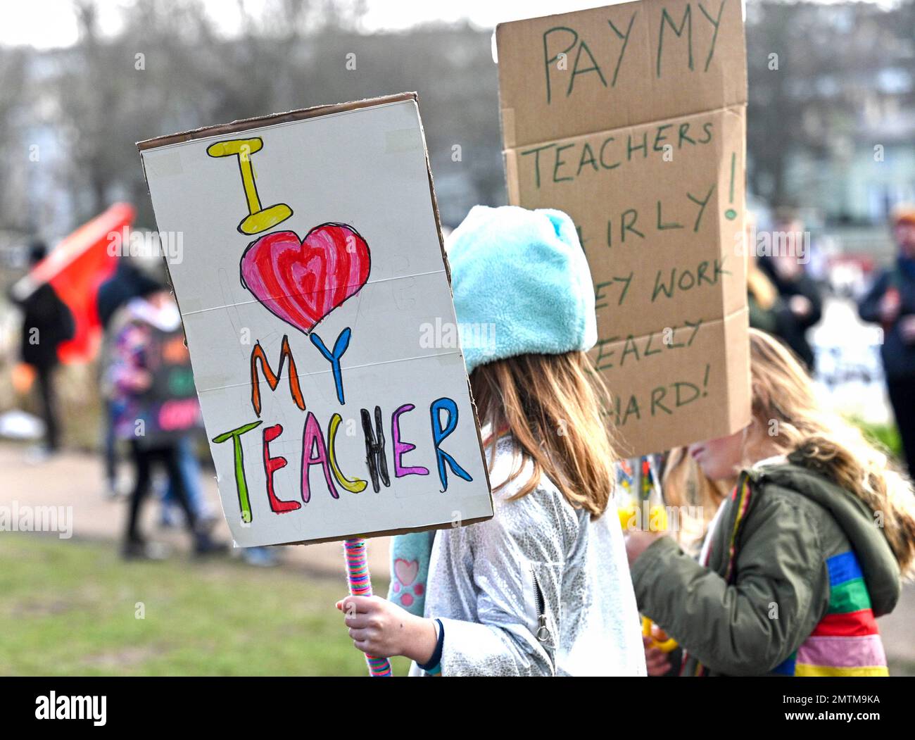 Brighton UK 1st février 2023 - les enfants avec des placards comme des milliers d'enseignants et de partisans marchent à Brighton comme un demi-million attendu de travailleurs prennent l'action industrielle démontrez aujourd'hui dans toute la Grande-Bretagne contre le gouvernement : crédit Simon Dack Banque D'Images