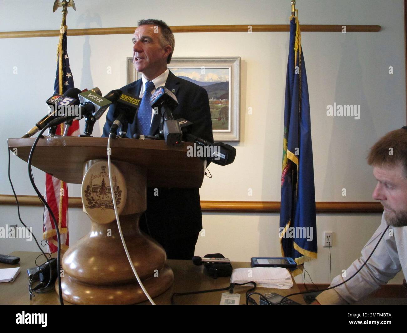 Republican Vermont Gov. Phil Scott announces Wednesday in Montpelier, Vt., that he is vetoing legislation that would have made Vermont the ninth state to legalize recreational use of marijuana. Scott said he was sending the bill back the legislature with suggestions for changes. (AP Photo/Lisa Rathke) Banque D'Images