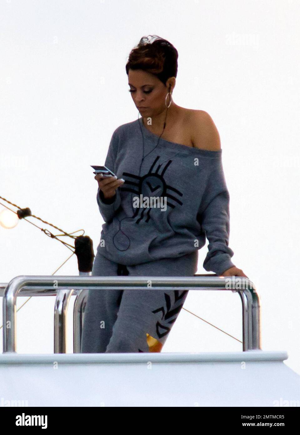 EXCLUSIF !! L'ex-femme de Shaquille O'Neal Shhaune O'Neal films scènes pour sa série de réalité VH1 'Basketball Wives' avec d'autres co-stars sur un énorme yacht dans la région de Miami. Shaune portait un sweat-shirt gris pendant le tournage et avant d'embarquer sur le yacht, recouvert d'une robe blanche brodée avec son nom. Elle a également pratiqué le tir d'un pistolet à flamme du quai avant de se rendre au yacht. Une fois à bord, elle a chatté sur son téléphone portable. Miami, Floride. 16th janvier 2012. Banque D'Images