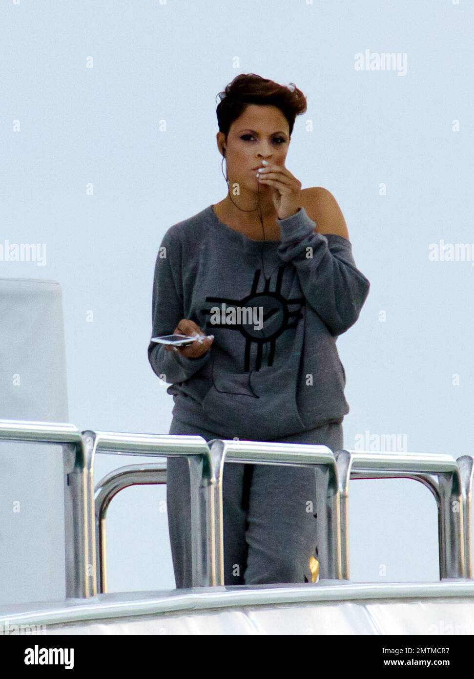 EXCLUSIF !! L'ex-femme de Shaquille O'Neal Shhaune O'Neal films scènes pour sa série de réalité VH1 'Basketball Wives' avec d'autres co-stars sur un énorme yacht dans la région de Miami. Shaune portait un sweat-shirt gris pendant le tournage et avant d'embarquer sur le yacht, recouvert d'une robe blanche brodée avec son nom. Elle a également pratiqué le tir d'un pistolet à flamme du quai avant de se rendre au yacht. Une fois à bord, elle a chatté sur son téléphone portable. Miami, Floride. 16th janvier 2012. Banque D'Images