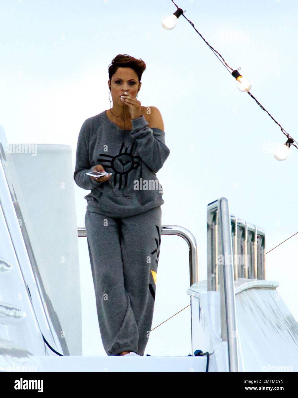 EXCLUSIF !! L'ex-femme de Shaquille O'Neal Shhaune O'Neal films scènes pour sa série de réalité VH1 'Basketball Wives' avec d'autres co-stars sur un énorme yacht dans la région de Miami. Shaune portait un sweat-shirt gris pendant le tournage et avant d'embarquer sur le yacht, recouvert d'une robe blanche brodée avec son nom. Elle a également pratiqué le tir d'un pistolet à flamme du quai avant de se rendre au yacht. Une fois à bord, elle a chatté sur son téléphone portable. Miami, Floride. 16th janvier 2012. Tél.: +1 305 542 9275. Banque D'Images