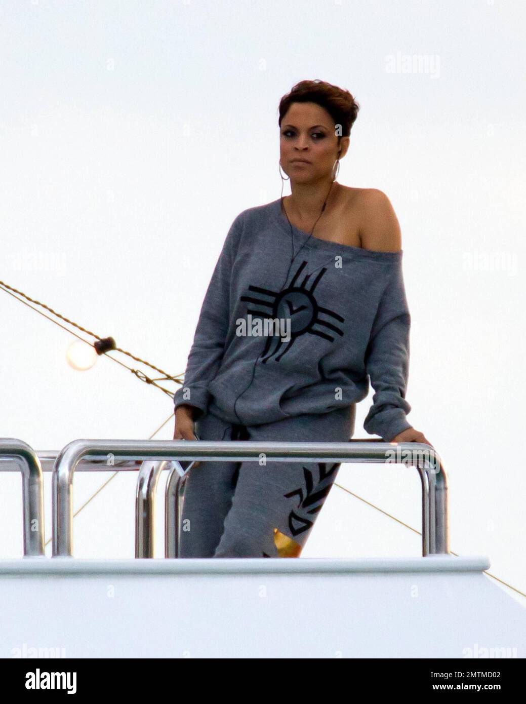 EXCLUSIF !! L'ex-femme de Shaquille O'Neal Shhaune O'Neal films scènes pour sa série de réalité VH1 'Basketball Wives' avec d'autres co-stars sur un énorme yacht dans la région de Miami. Shaune portait un sweat-shirt gris pendant le tournage et avant d'embarquer sur le yacht, recouvert d'une robe blanche brodée avec son nom. Elle a également pratiqué le tir d'un pistolet à flamme du quai avant de se rendre au yacht. Une fois à bord, elle a chatté sur son téléphone portable. Miami, Floride. 16th janvier 2012. Tél.: +1 305 542 9275. Banque D'Images